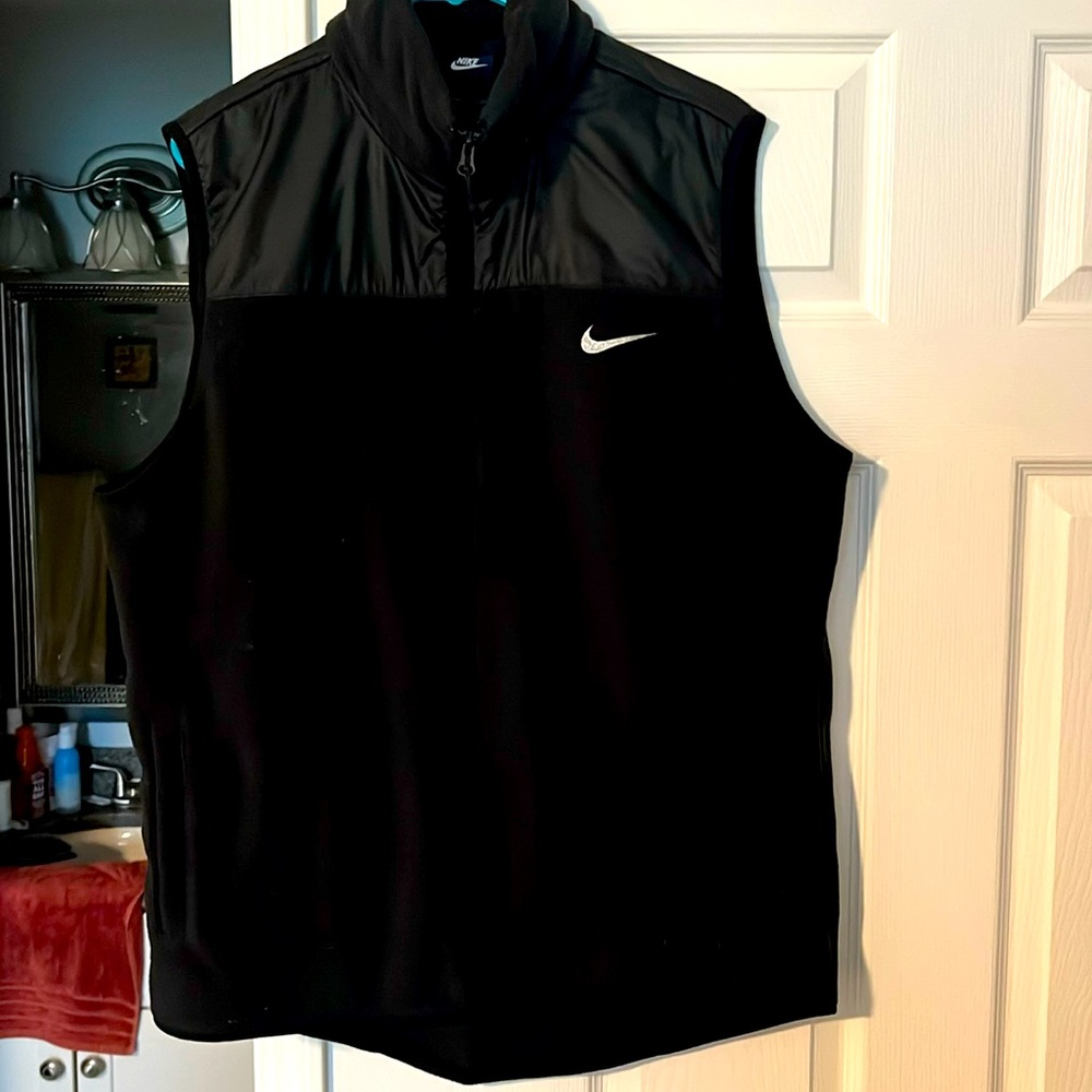 Men’s Nike zip up athletic vest with hideable hood. Size XL